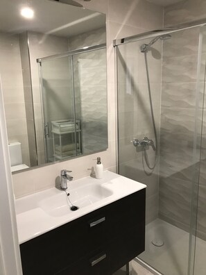 Dusche, Haartrockner, Bidet, Handtücher