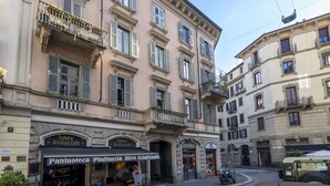A street view with a building featuring a storefront named "Paninoteca Piadineria Birre Artigianali". - Beautiful apartment for 2 people with A/C, WIFI and TV (Milan)