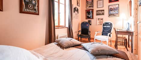 4 bedrooms, iron/ironing board, free WiFi, bed sheets