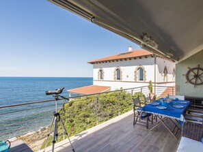 Outdoor dining - Lovely apartment for 7 people with WIFI, TV, terrace and pets allowed (Civitavecchia)
