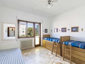 3 bedrooms, travel cot, free WiFi - Lovely apartment for 7 people with WIFI, TV, terrace and pets allowed (Civitavecchia)