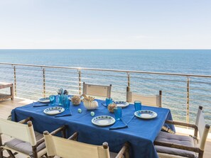 Outdoor dining - Lovely apartment for 7 people with WIFI, TV, terrace and pets allowed (Civitavecchia)