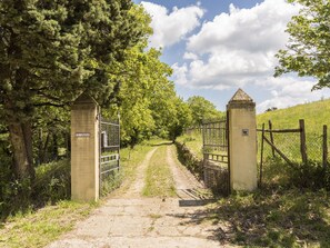 المنطقة المحيطة بالمنشأة