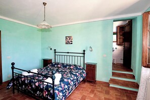 Een strijkplank/strijkijzer, wifi, beddengoed