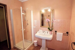 Een douche, een haardroger, een bidet, handdoeken