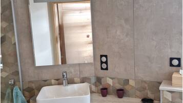 Douche, sĂšche-cheveux, serviettes fournies