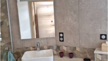 Dusche, Haartrockner, Handtücher