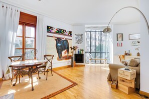 Living area - Stylish Luxury with a Private Art Gallery in Salamanca (Madrid)