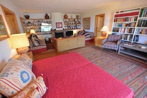 5 bedrooms, iron/ironing board, WiFi, bed sheets