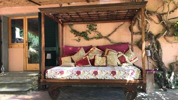 5 bedrooms, iron/ironing board, WiFi, bed sheets