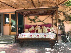 5 bedrooms, iron/ironing board, WiFi, bed sheets