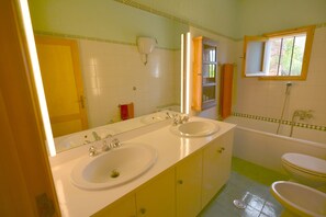 Shower, hair dryer, bidet, towels
