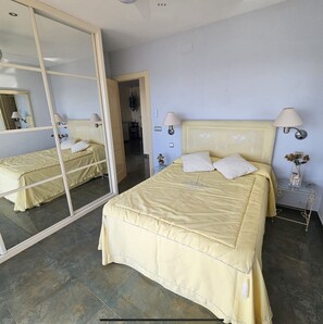 3 室のベッドルーム、アイロン / アイロン台、WiFi (無料)、ベッドシーツ