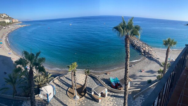 A coastal hotel with a beach view, a promenade, and palm trees. - Spectacular beachfront. 3 bedrooms very central. (Almuñécar)