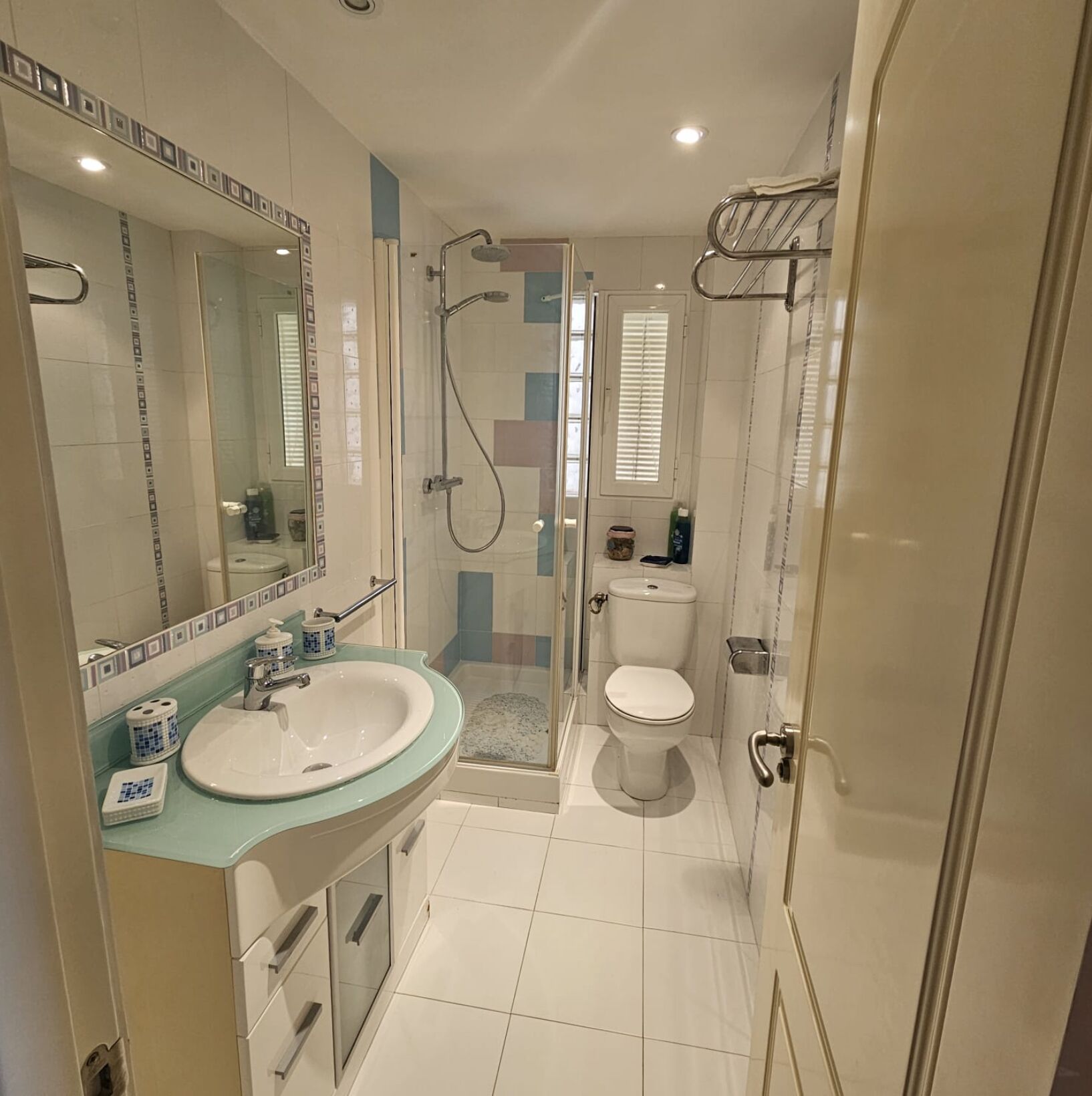 Een douche, een bidet, handdoeken, zeep