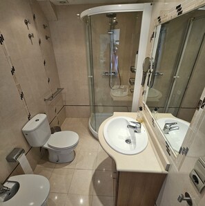Douche, bidet, serviettes fournies, savon