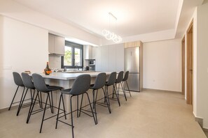 Apartamento | 4 quartos, escrivaninha