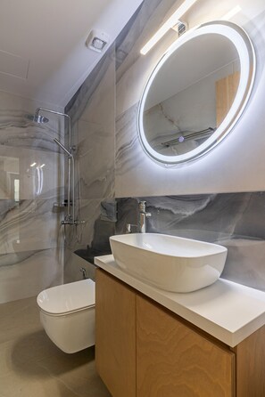 Apartment | 4 bedrooms, desk