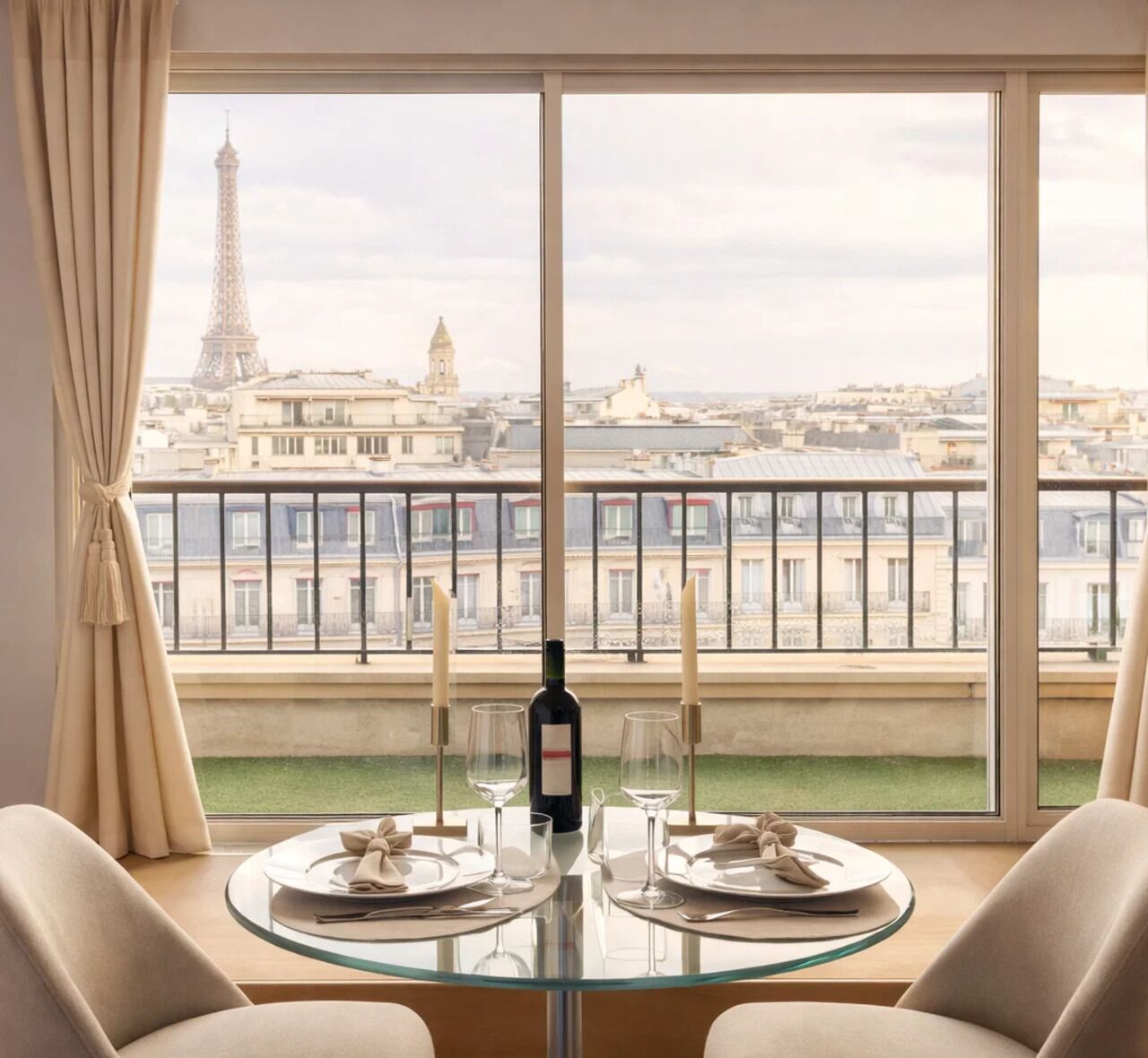 Deluxe-studio, kaupunkinäköala | Oleskelualue | 72–senttinen taulutelevisio, jossa digitaalikanavat