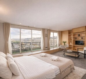 Deluxe Studio, City View | Living area | 72-cm flat-screen TV with digital channels - 1610 Champs-Élysées (Paris)