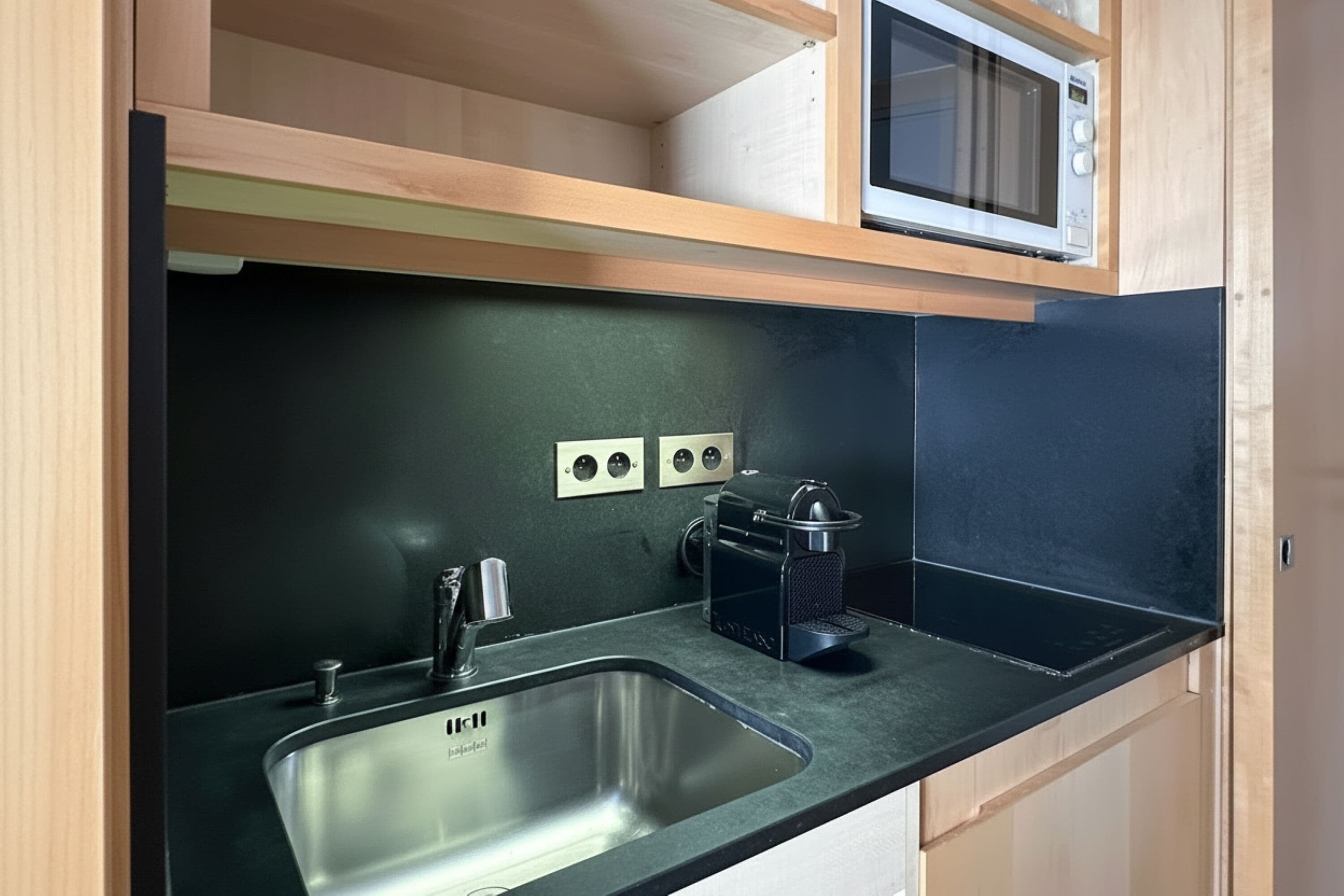 Deluxe Studio, City View | Private kitchen | Mini-fridge, microwave, stovetop, dishwasher