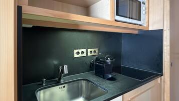 Deluxe Studio, City View | Private kitchen | Mini-fridge, microwave, stovetop, dishwasher
