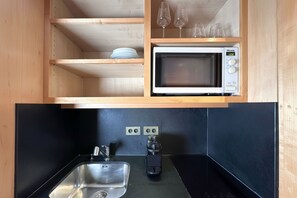 Deluxe Studio, City View | Private kitchen