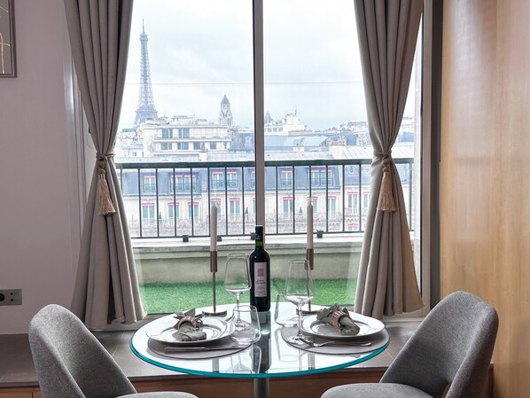 Deluxe Studio, City View | Dining room - 1610 Champs-Élysées (Paris)