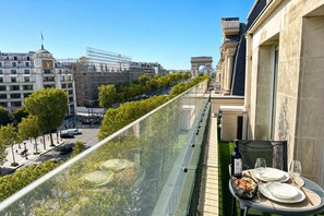 Deluxe Studio, City View | Terrace/patio