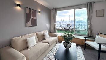 Studio Deluxe, vue ville | Coin séjour | Télévision à écran plat de 72 cm avec chaînes numériques