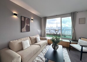 Deluxe Studio, City View | Living area | 72-cm flat-screen TV with digital channels - 1610 Champs-Élysées (Paris)