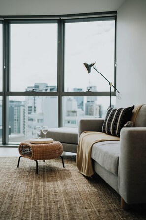 Appartement Confort, balcon, vue sur le fleuve | Salle de séjour | Téléviseur à écran plat