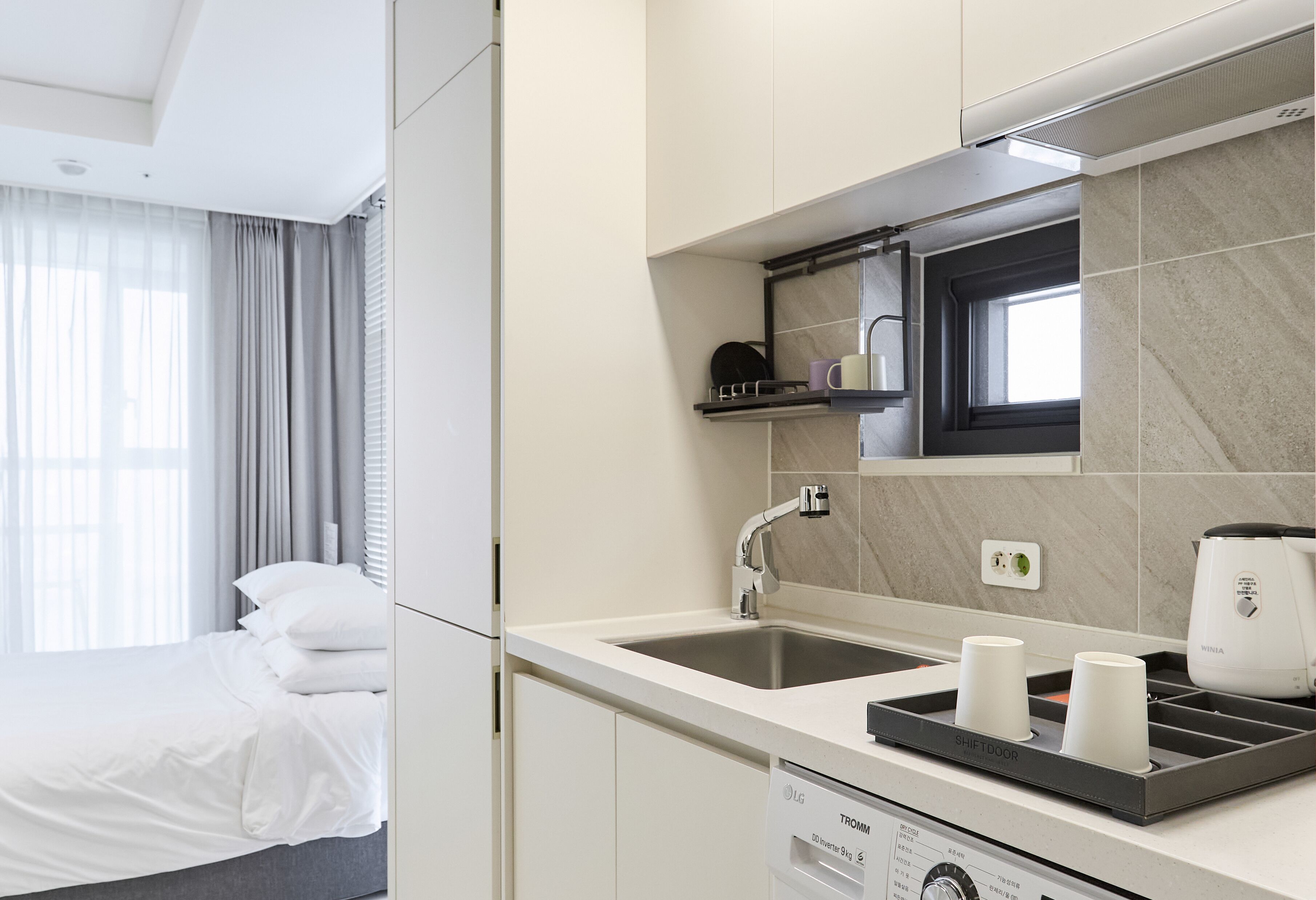 CABIN-V 오션뷰 더블 (V형) | 전용 주방 | 냉장고, 전자레인지, 쿡탑, 조리 도구/접시/주방 기구