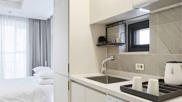 CABIN-V Ocean View Double (V-Type) | 私人廚房 | 電冰箱、微波爐、爐台、鍋具/餐盤/廚房用品