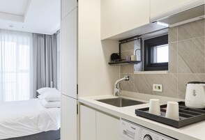 CABIN-V 오션뷰 더블 (V형) | 전용 주방 | 냉장고, 전자레인지, 쿡탑, 조리 도구/접시/주방 기구