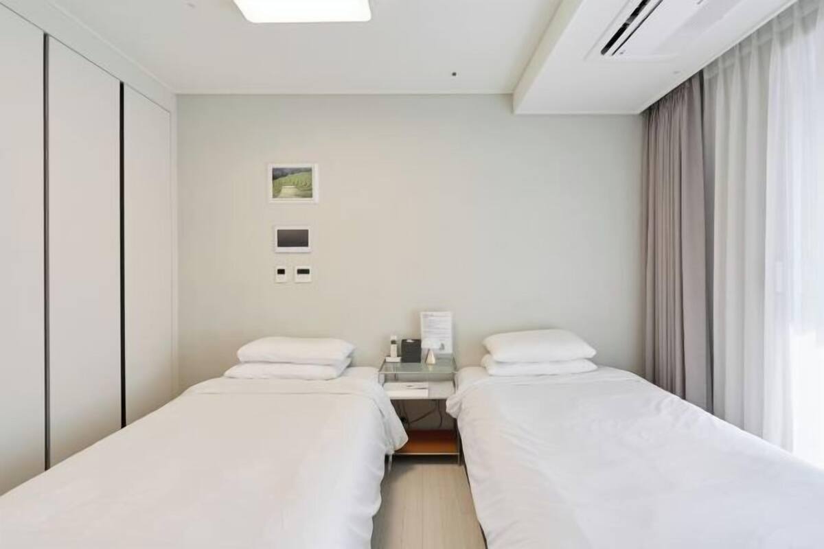 Soundproofing, free WiFi, bed sheets