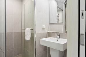 Hair dryer, slippers, towels, shampoo - Busan Hotel Grazie (Busan)
