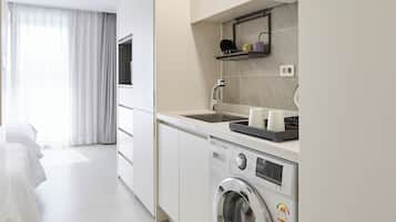 CABIN-B City Harbor Twin (B-Type) | 私人廚房 | 電冰箱、微波爐、爐台、鍋具/餐盤/廚房用品
