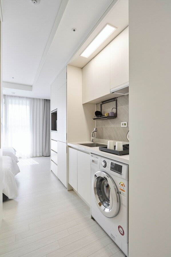 Standaard Twin kamer | Privékeuken | Een koelkast, een microgolfoven, een kookplaat