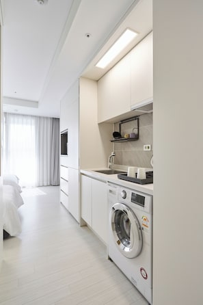 Standaard Twin kamer, uitzicht op haven | Privékeuken | Een koelkast, een microgolfoven, een kookplaat