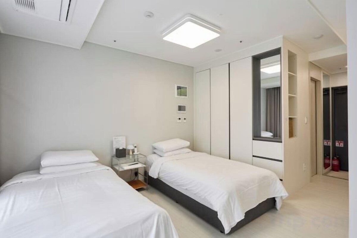 Soundproofing, free WiFi, bed sheets