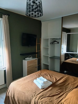 3 bedrooms, bed sheets