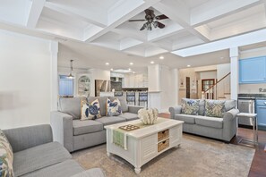 TV - New Listing Pet Friendly 4 BR 3 BA Vacation Home Private Pool Beach Gear & Bikes (Hilton Head Island)