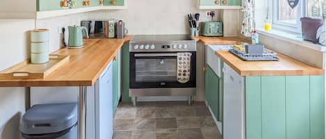 Lave-vaisselle, batterie de cuisine, vaisselle et ustensiles