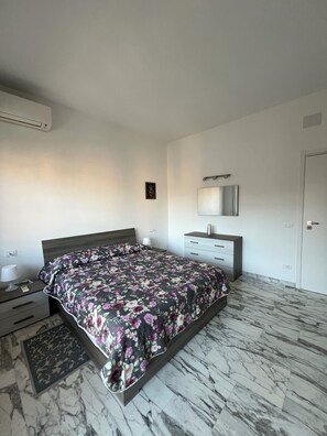 1 chambre, fer et planche à repasser, accès au Wi-Fi (inclus)