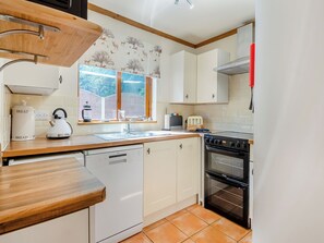 Een vaatwasser, een kinderstoel