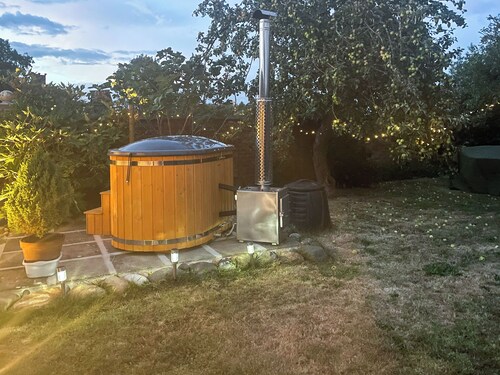 2 bedroom accommodation in Winestead