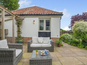 Terrace/patio - 1 bedroom accommodation in Bergh Apton (Bergh Apton)