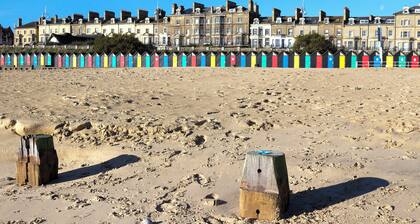 6 bedroom accommodation in Lowestoft