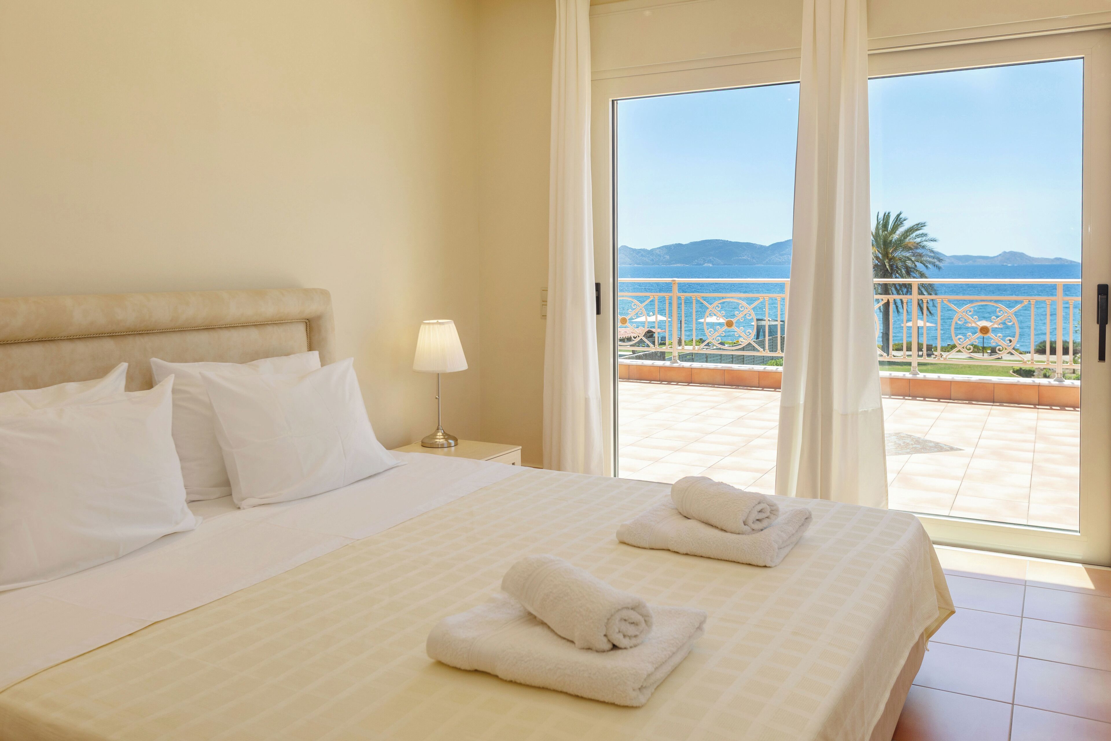 5 chambres, bureau, fer et planche à repasser, lit parapluie